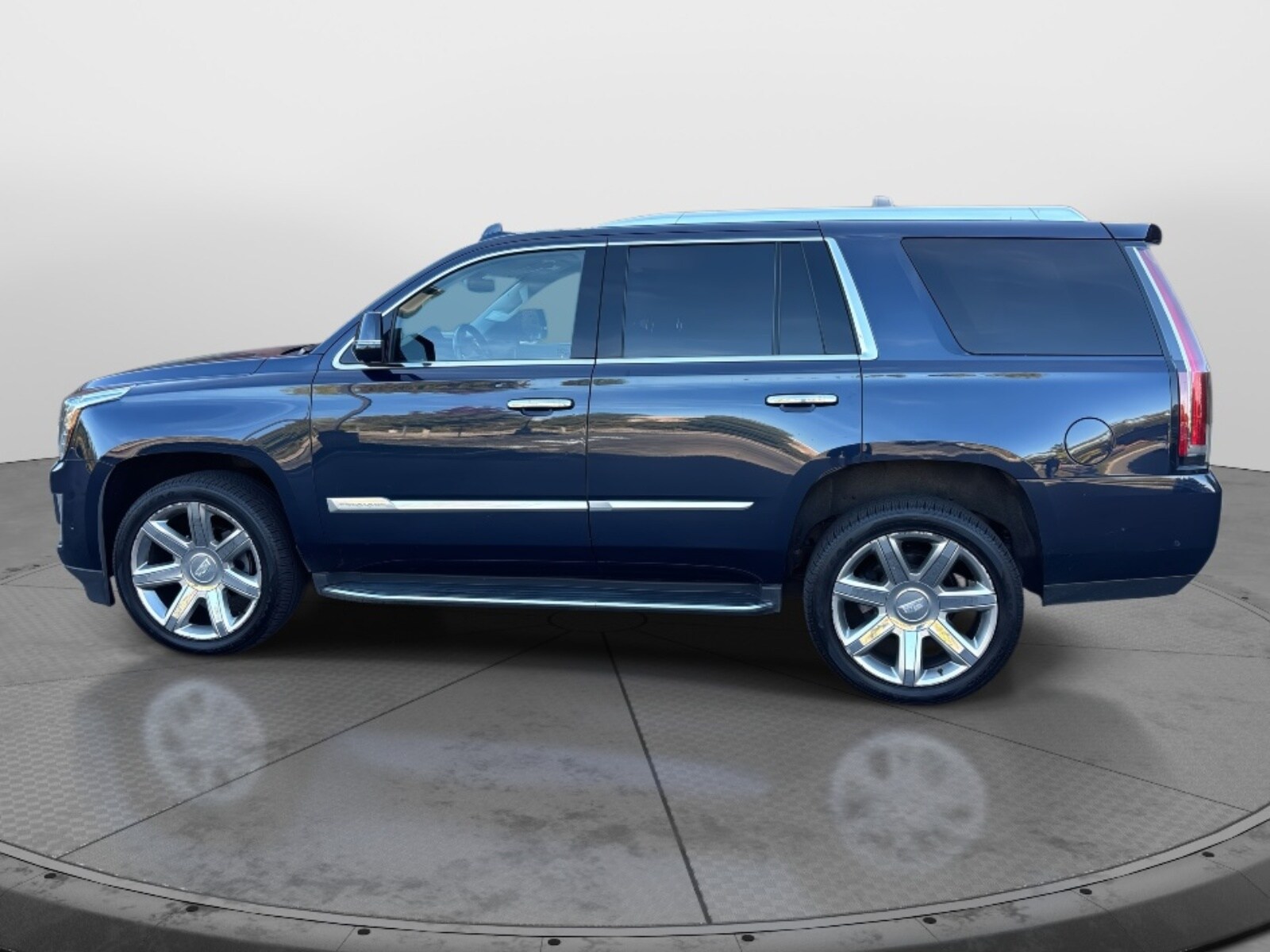 2019 Cadillac Escalade Luxury photo 2