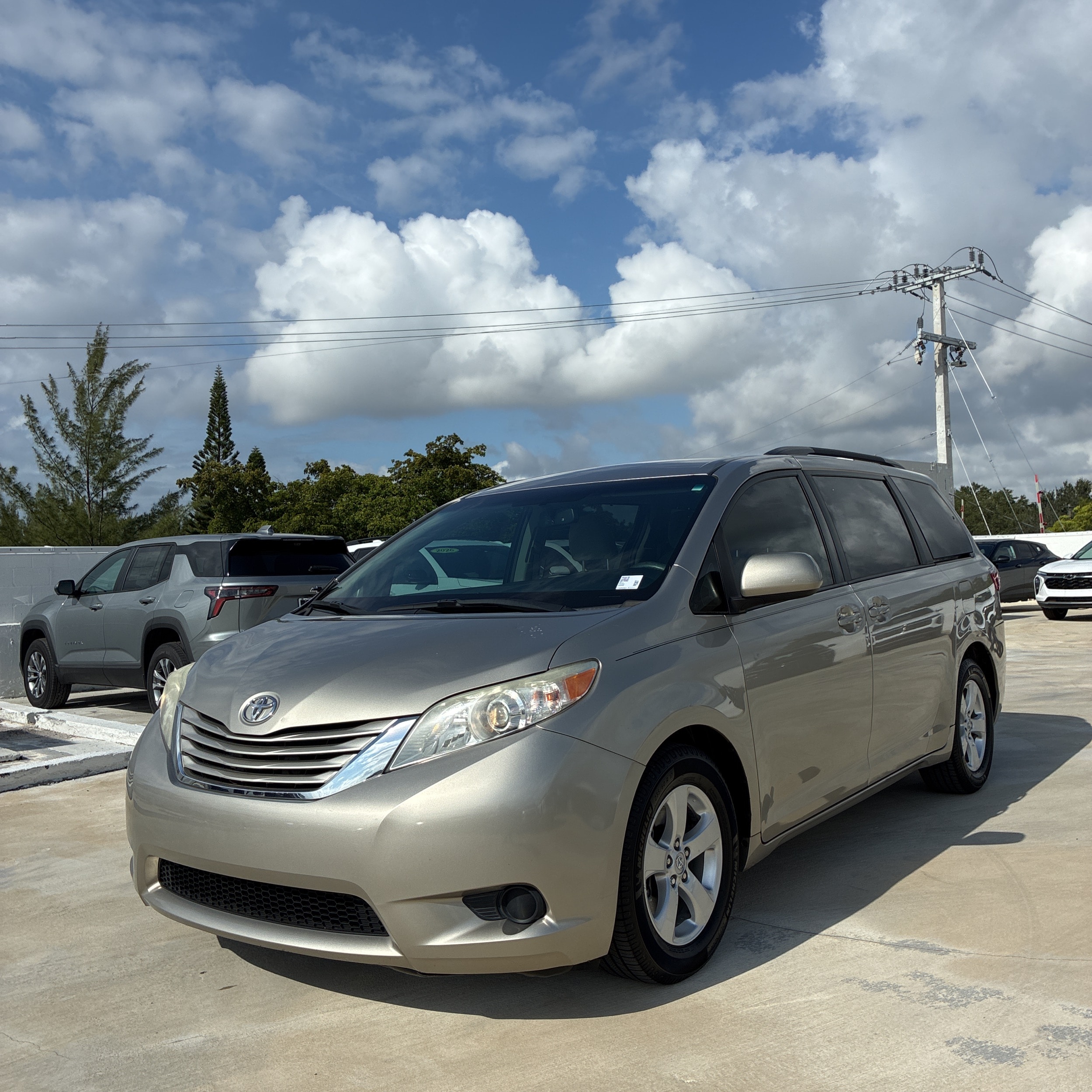 2017 Toyota Sienna LE V6 8-Passenger's photo