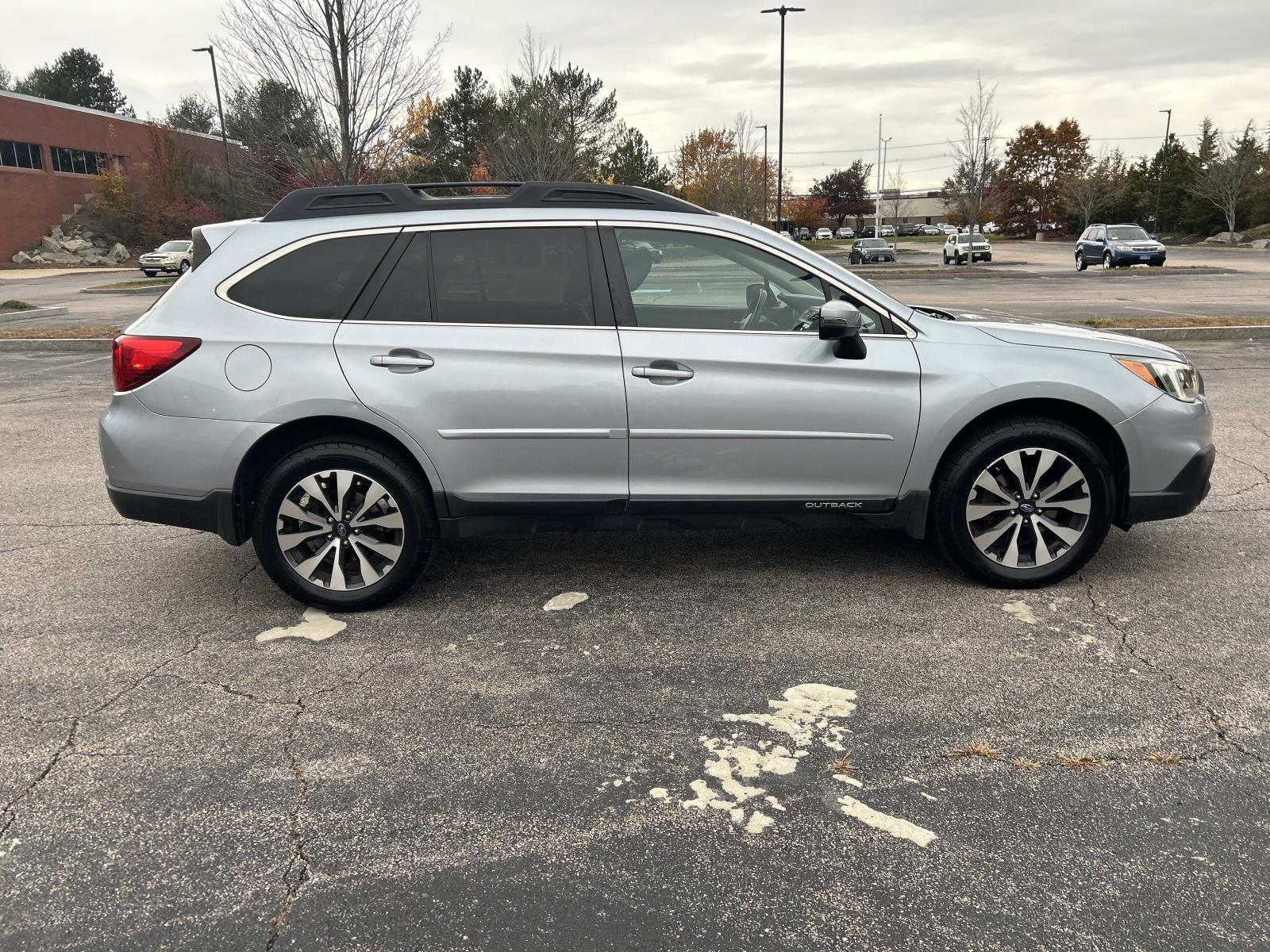 2015 Subaru Outback 2.5i Limited photo 3