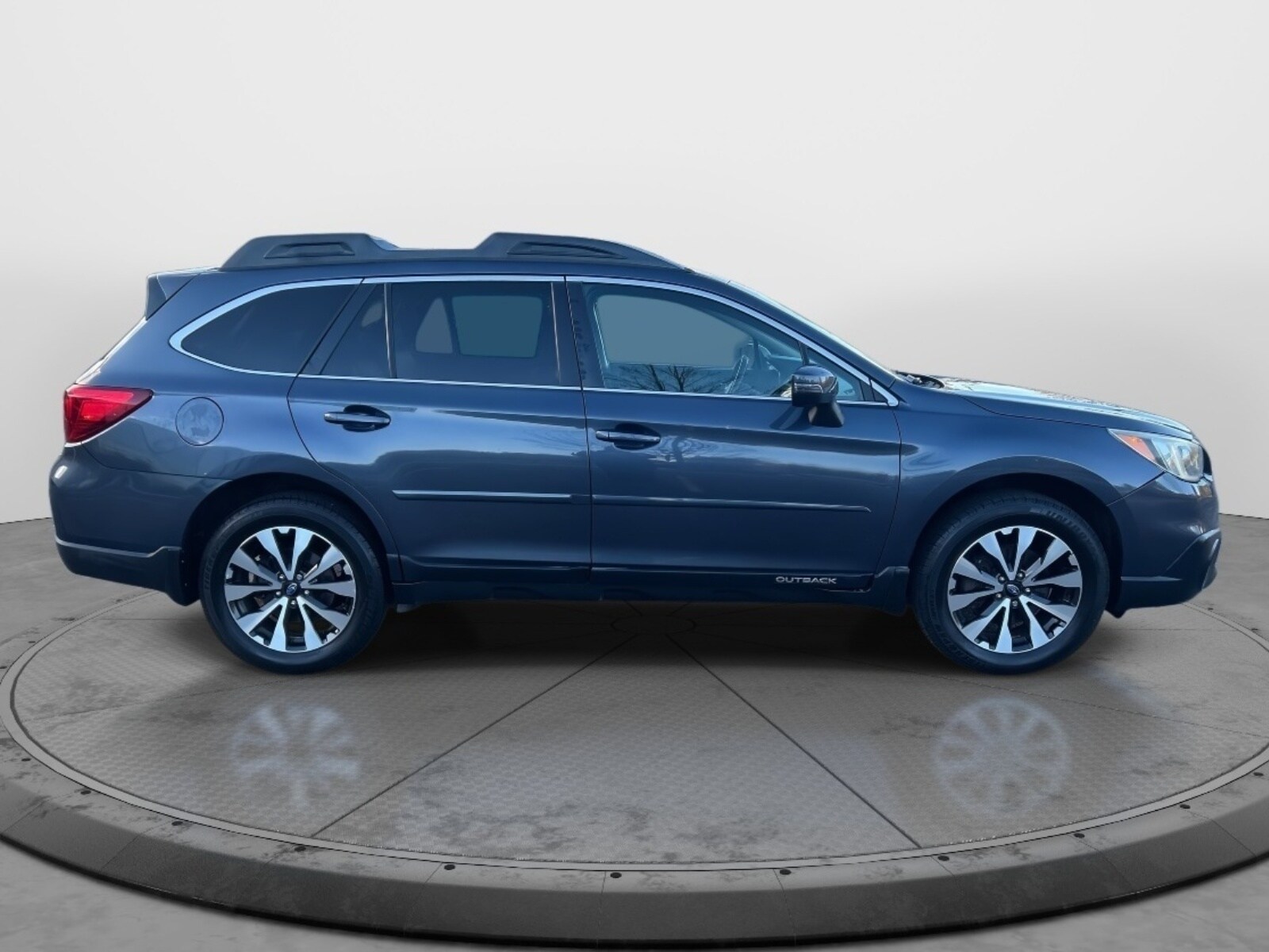 2015 Subaru Outback 3.6R Limited photo 3