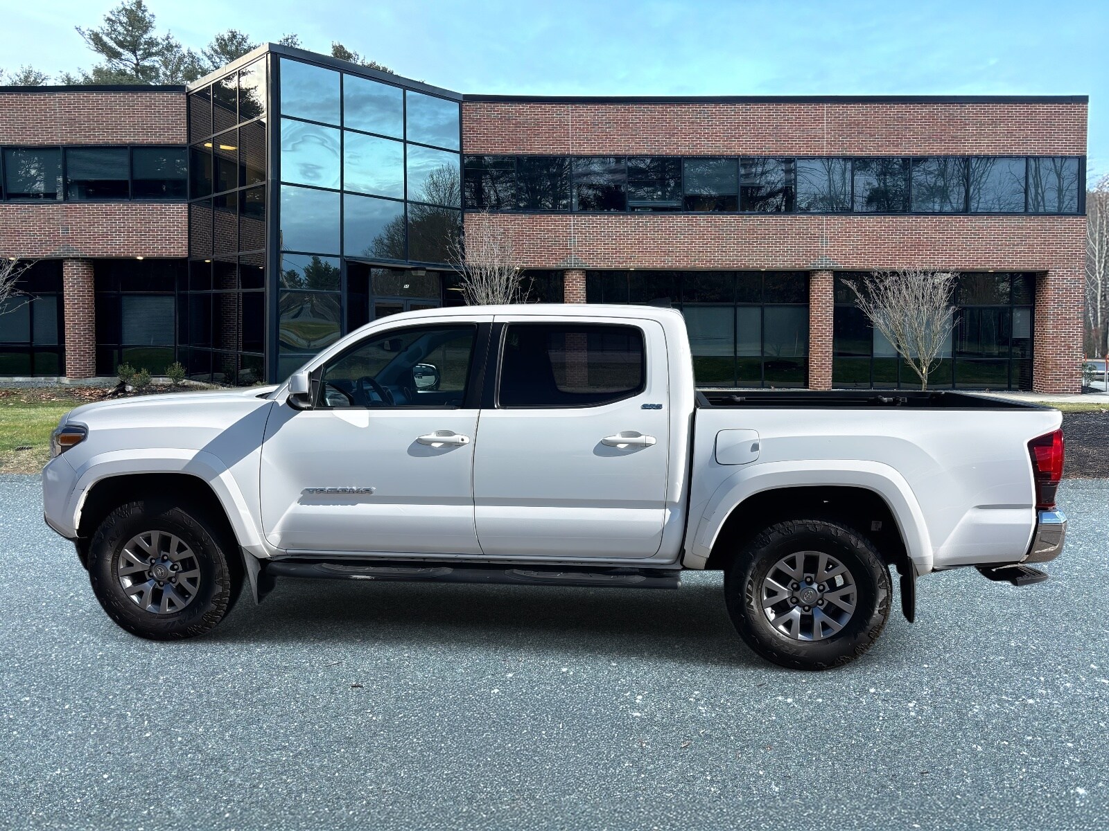 2019 Toyota Tacoma SR5 V6 photo 2