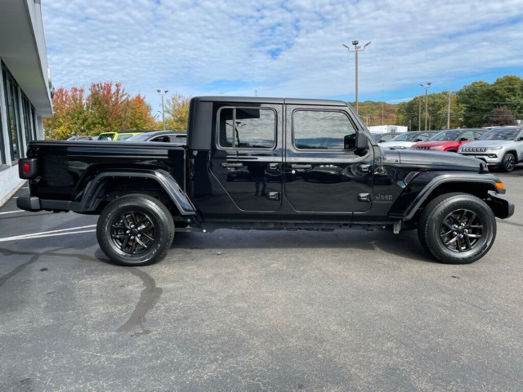 Used 2022 Jeep Gladiator Sport Truck Crew Cab