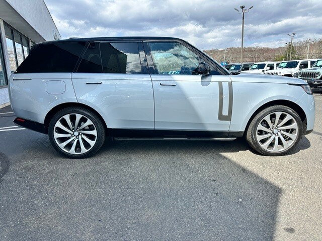 2023 Land Rover Range Rover SE photo 4