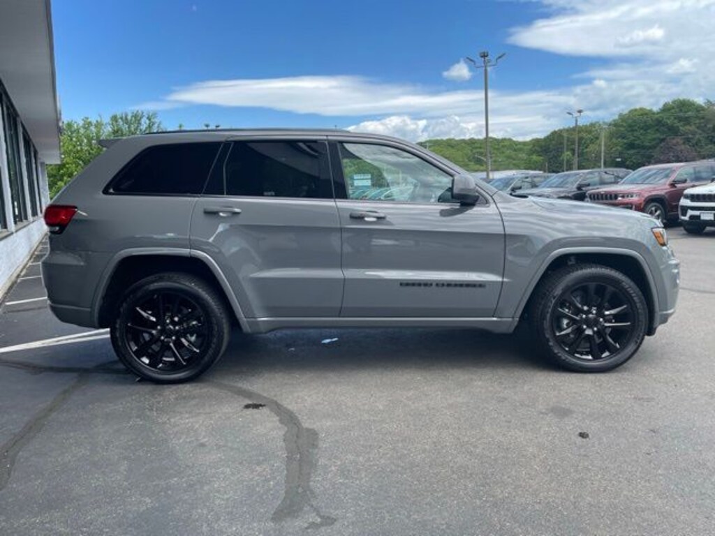 Used 2021 Jeep Grand Cherokee Laredo SUV