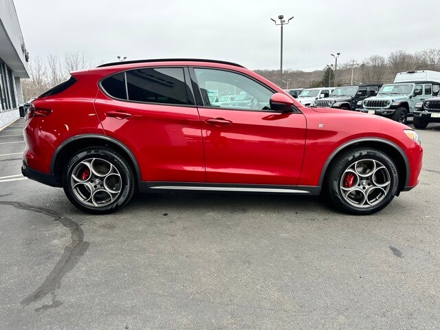 2022 Alfa Romeo Stelvio Ti photo 4