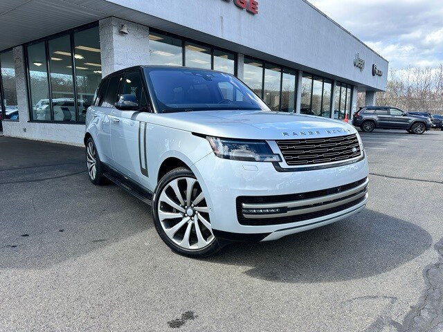 2023 Land Rover Range Rover SE photo 3