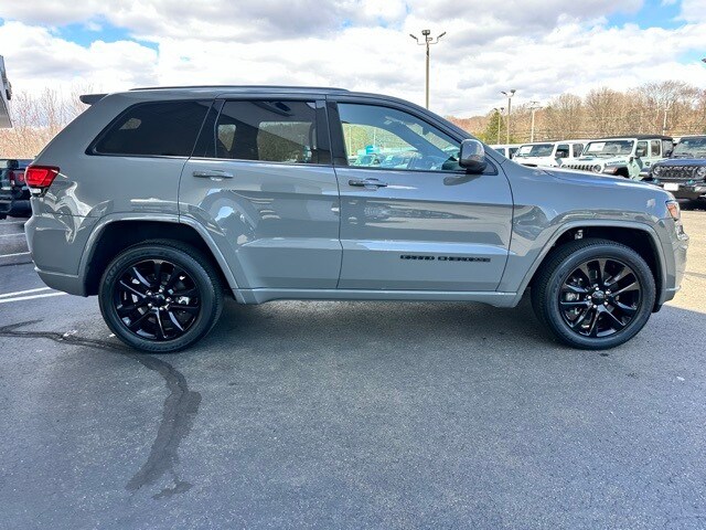 2021 Jeep Grand Cherokee Laredo X photo 2