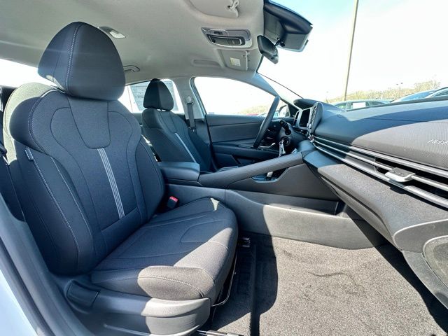2025 Hyundai Elantra SE - Photo 28
