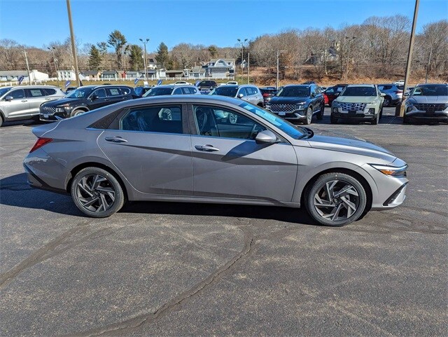 2024 Hyundai Elantra SEL Convenience photo 3