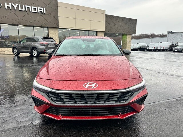 2025 Hyundai Elantra SEL Sport photo 2