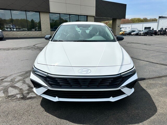 2025 Hyundai Elantra SEL Sport photo 2