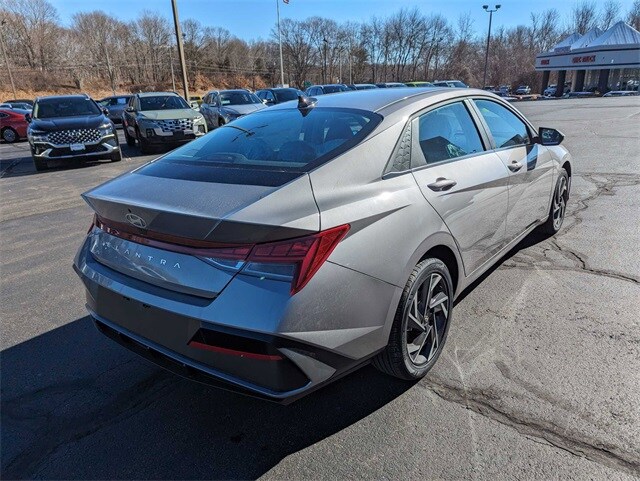 2024 Hyundai Elantra SEL Convenience photo 4