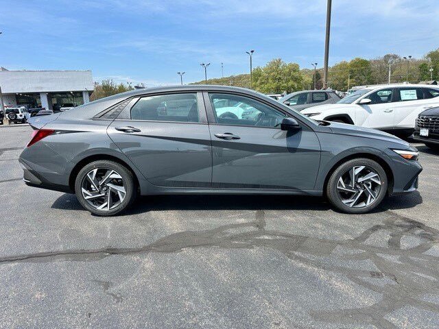 2025 Hyundai Elantra SEL Sport photo 4