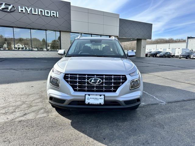 2025 Hyundai Venue SEL photo 2