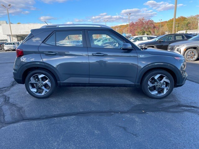 2024 Hyundai Venue SEL photo 2