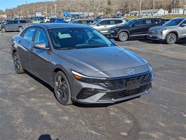 2024 Hyundai Elantra SEL Convenience photo 2