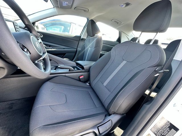 2025 Hyundai Elantra SE - Photo 11