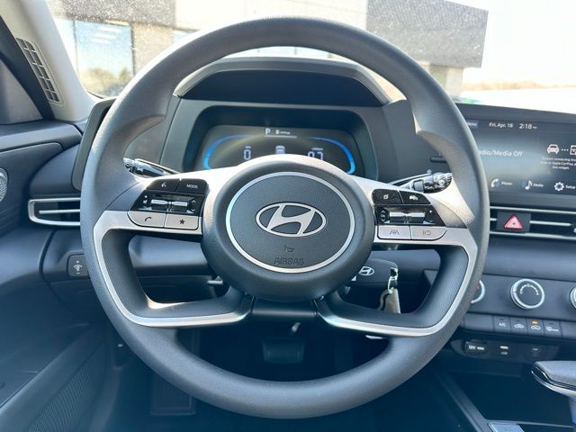 2025 Hyundai Elantra SE - Photo 13