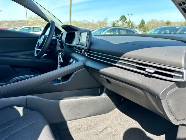 2025 Hyundai Elantra SE - Photo 27