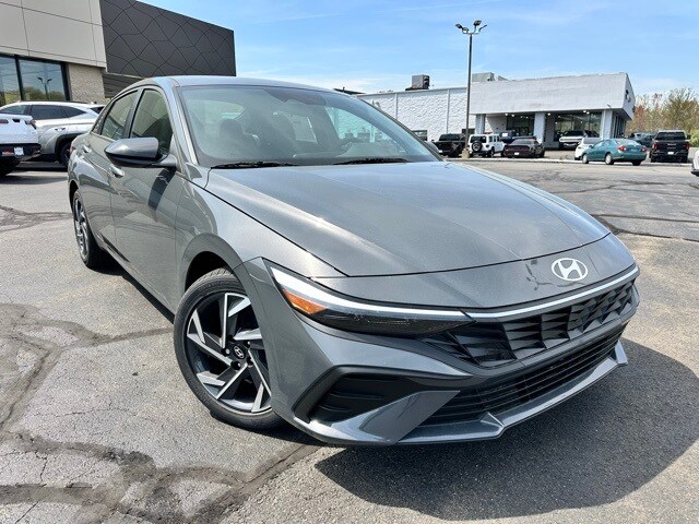 2025 Hyundai Elantra SEL Sport photo 3