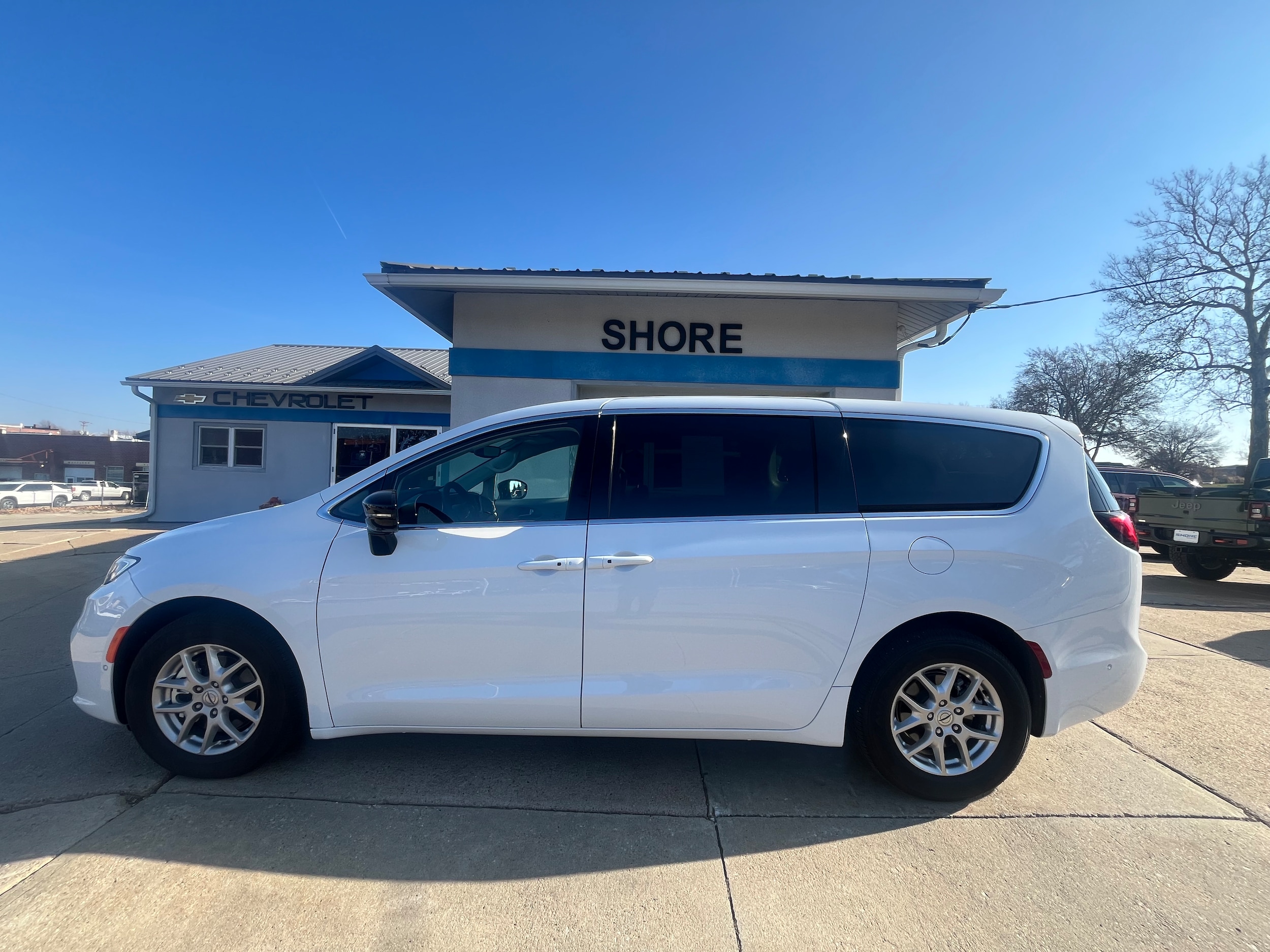 2024 Chrysler Pacifica Touring L's photo