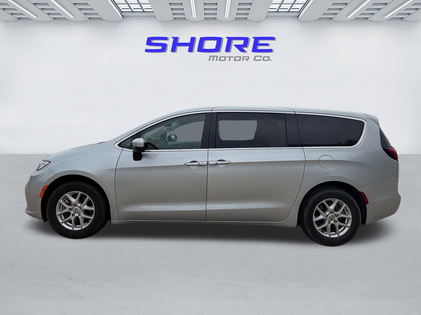 2023 Chrysler Pacifica Touring L's photo