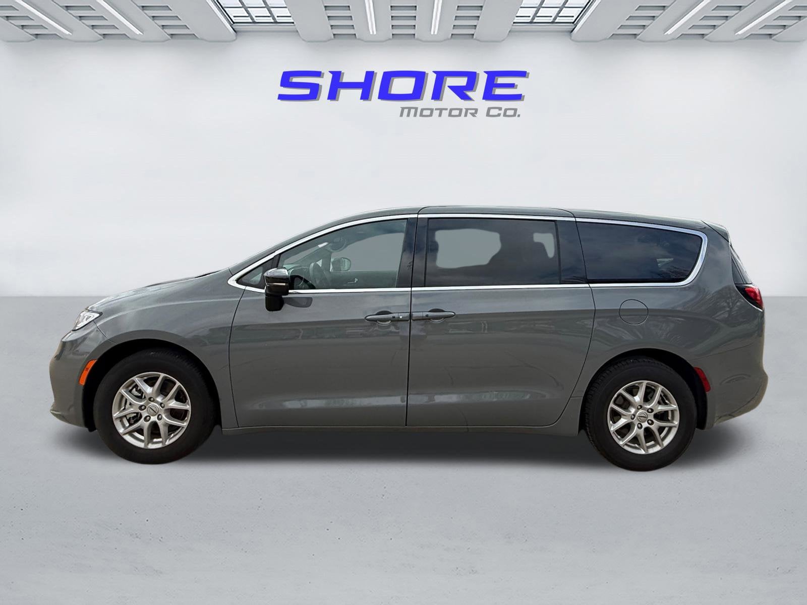 2025 Chrysler Pacifica Select's photo