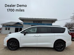 2026 Chrysler Pacifica Limited Van Passenger Van