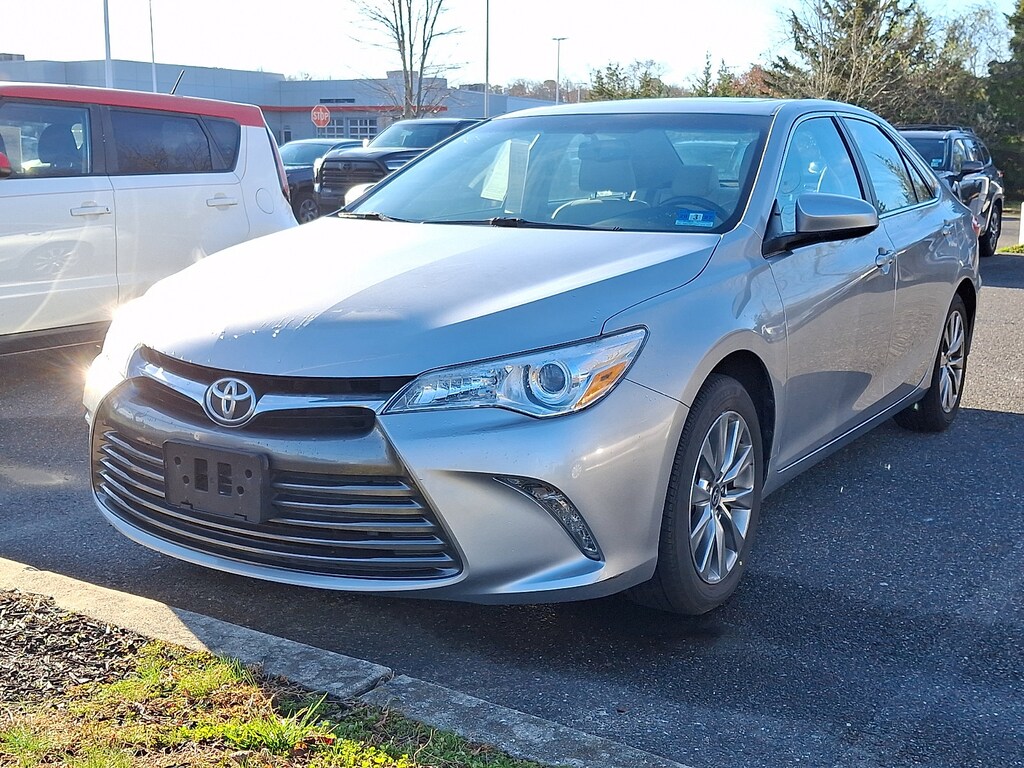 Used 2017 Toyota Camry SE Sedan