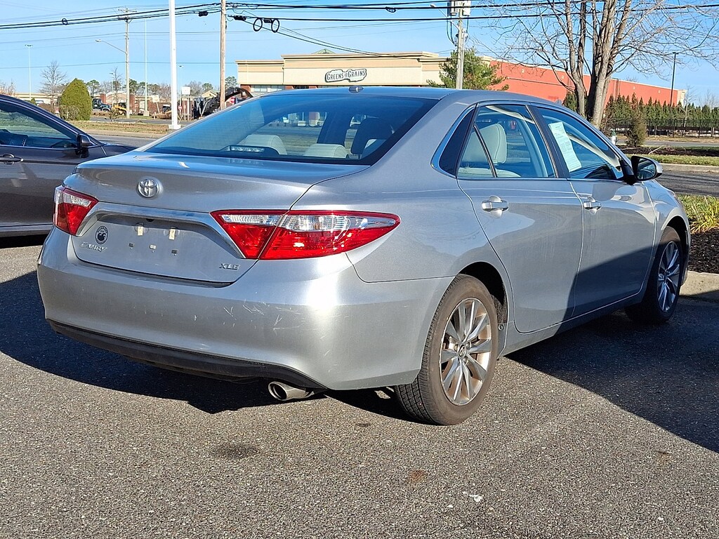 Used 2017 Toyota Camry SE Sedan