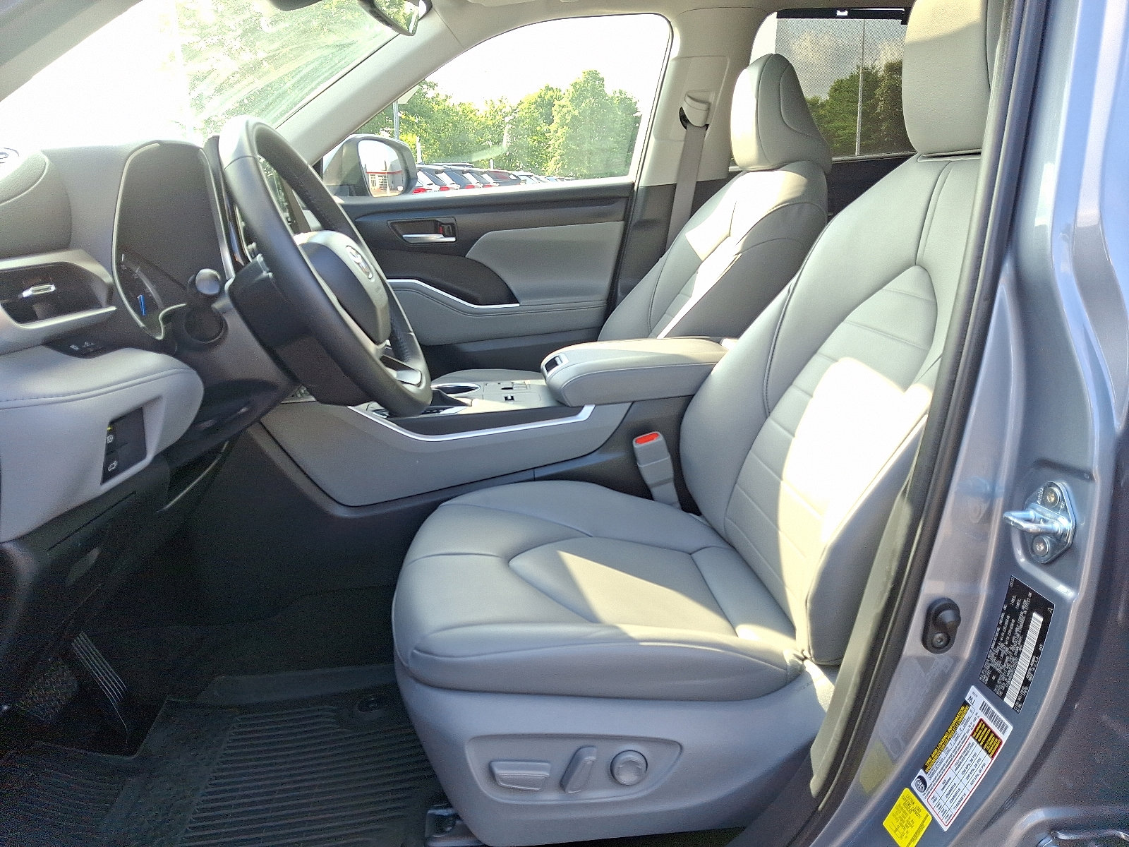 2023 Toyota Highlander XLE - Photo 14