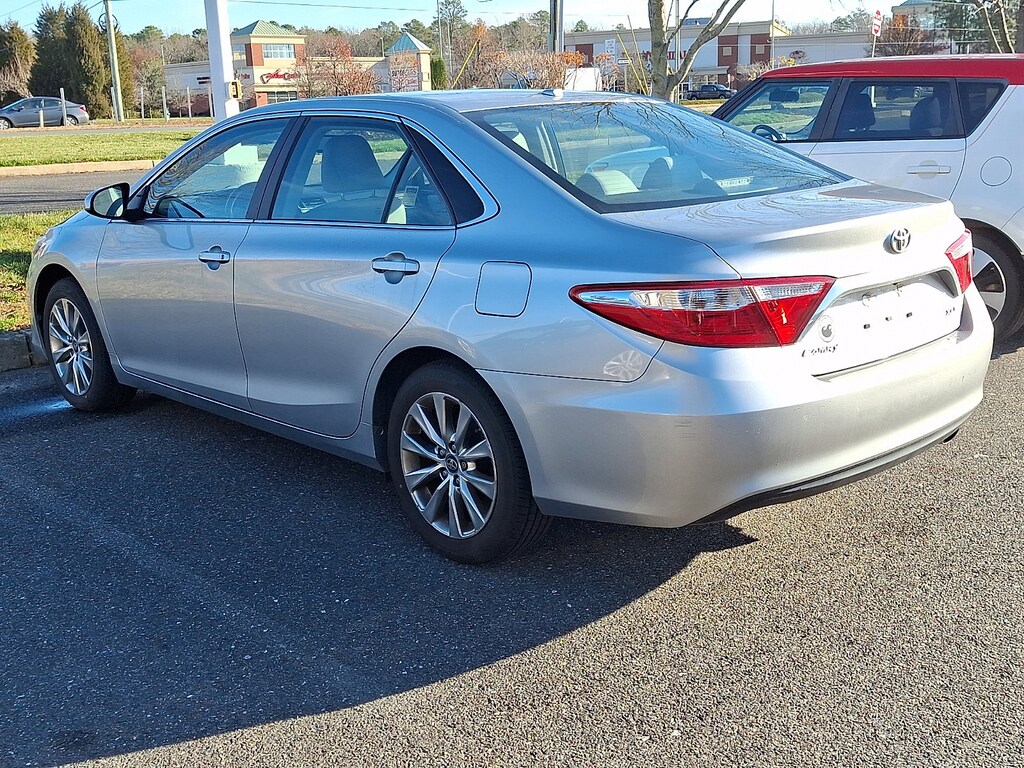 Used 2017 Toyota Camry SE Sedan