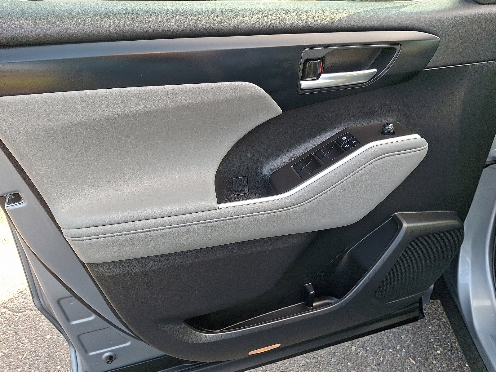 2023 Toyota Highlander XLE - Photo 13