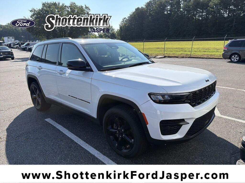 Used 2024 Jeep Grand Cherokee Laredo SUV