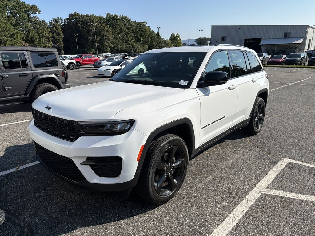 Used 2024 Jeep Grand Cherokee Laredo SUV