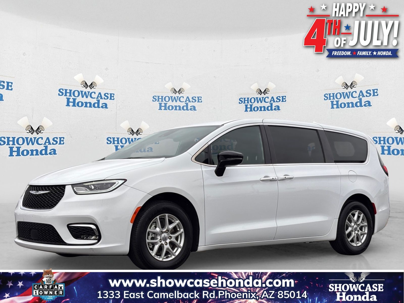 2024 Chrysler Pacifica Touring's photo