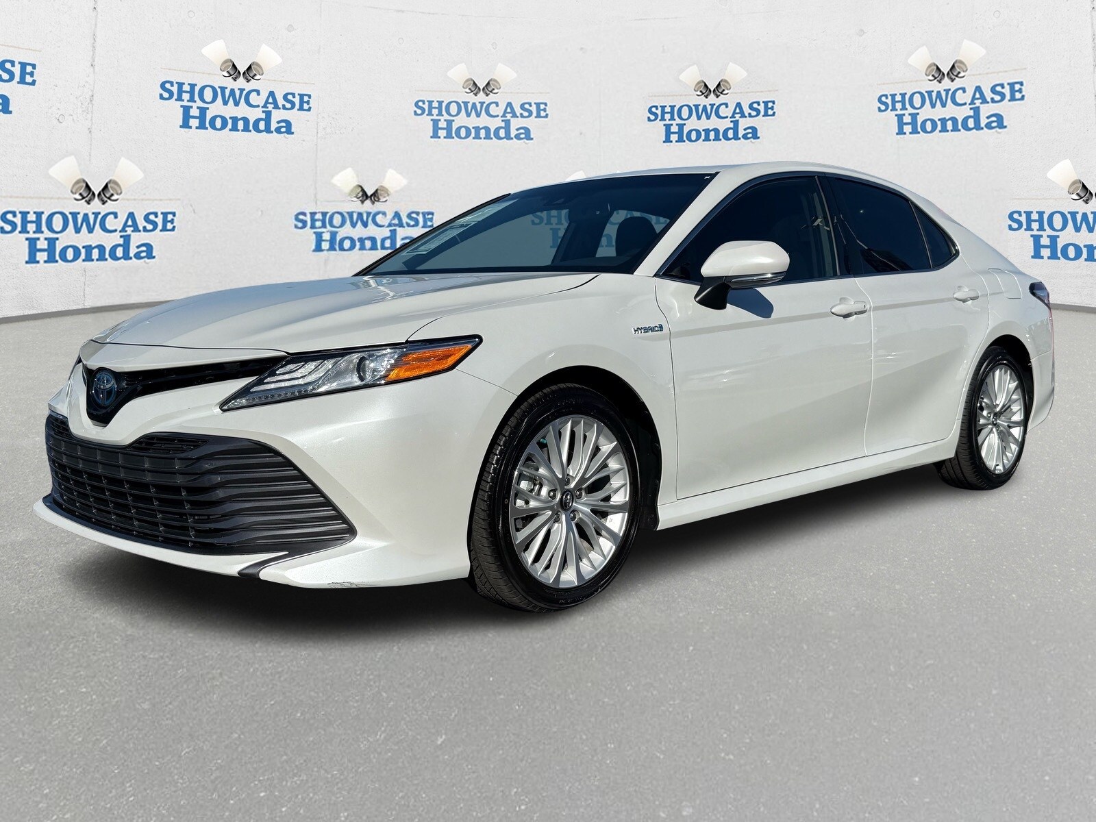 2019 Toyota Camry SE XLE Hybrid photo 2