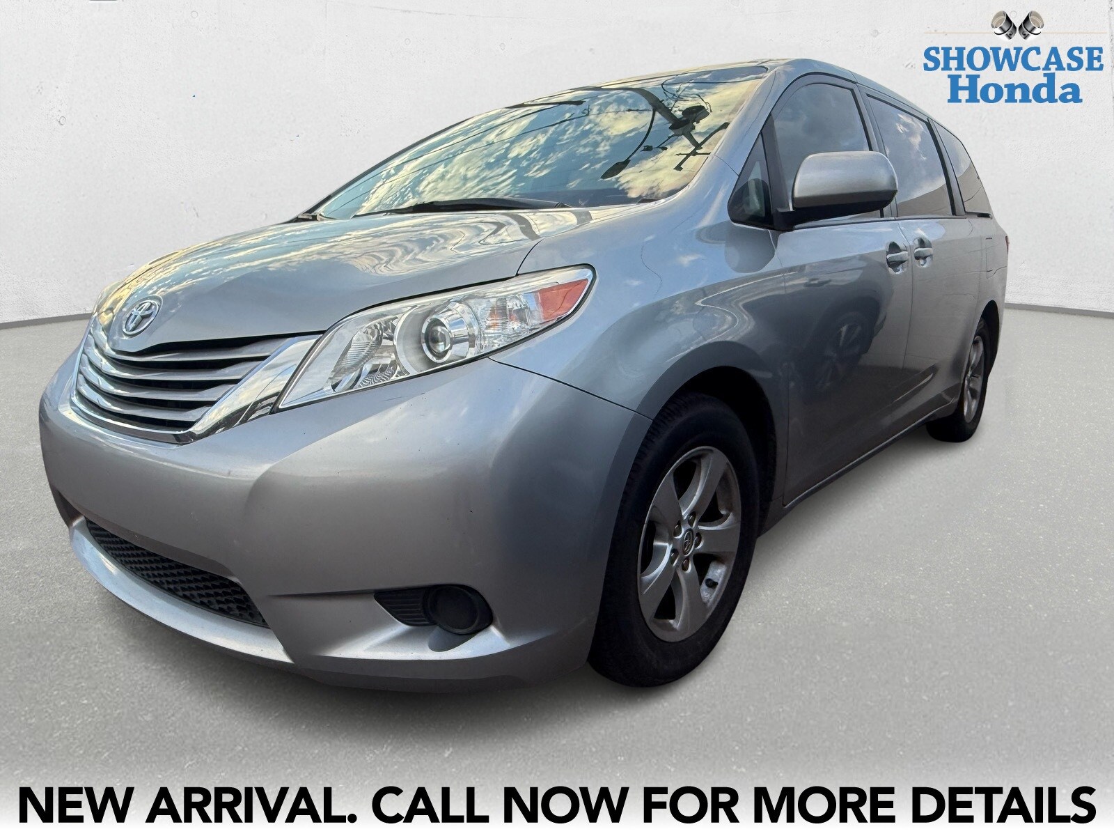 2017 Toyota Sienna LE photo 2