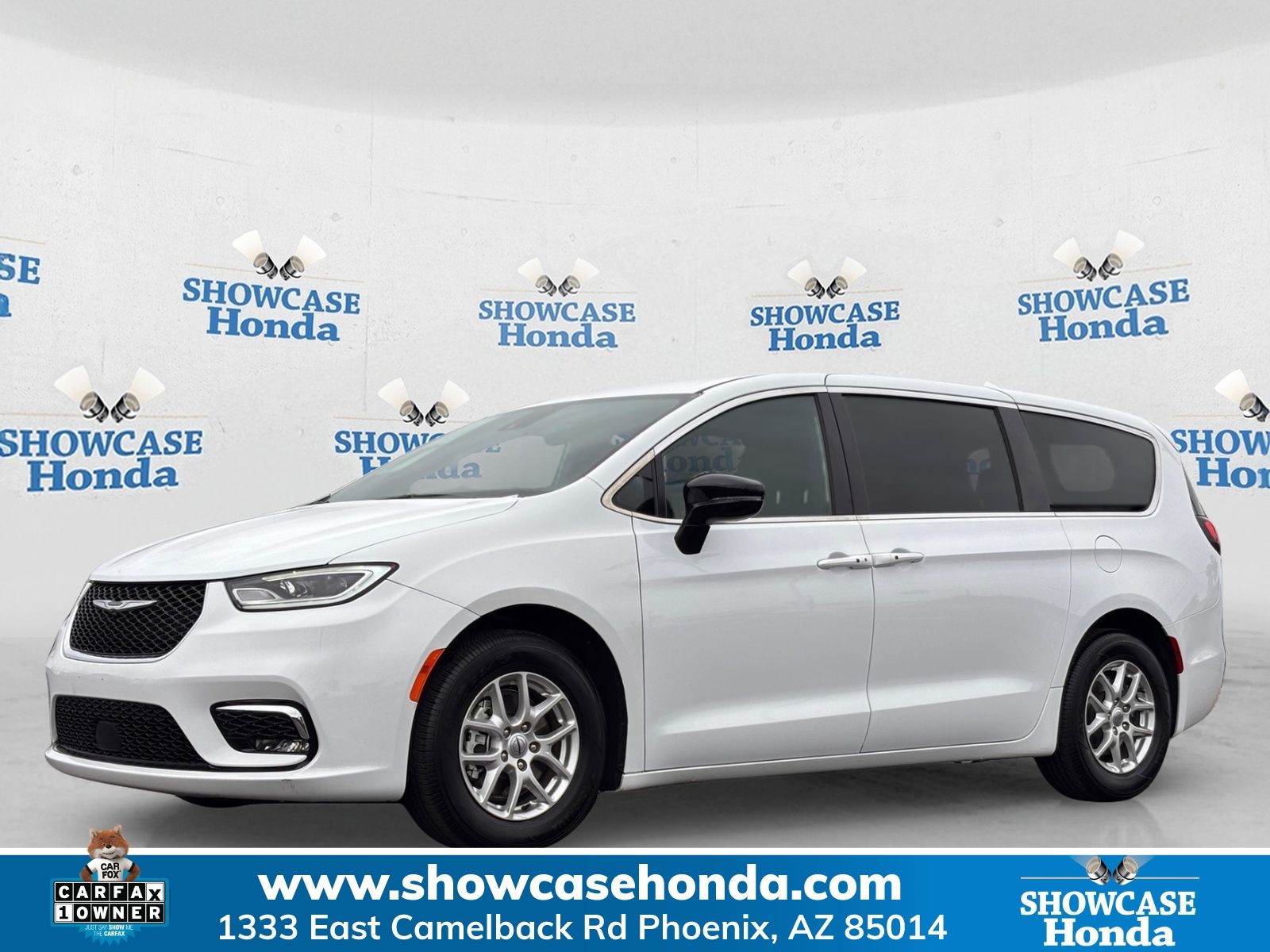 2024 Chrysler Pacifica Touring's photo