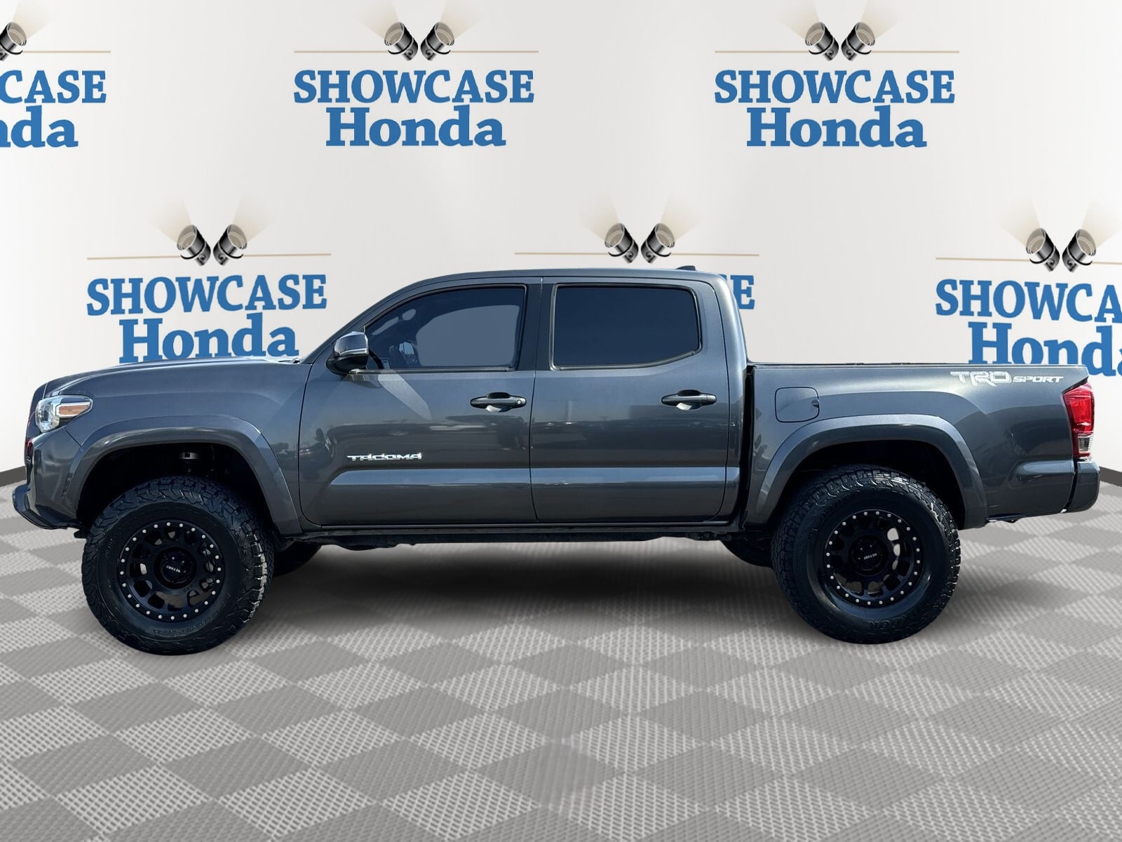 Used 2017 Toyota Tacoma TRD Sport with VIN 3TMAZ5CN2HM033864 for sale in Phoenix, AZ