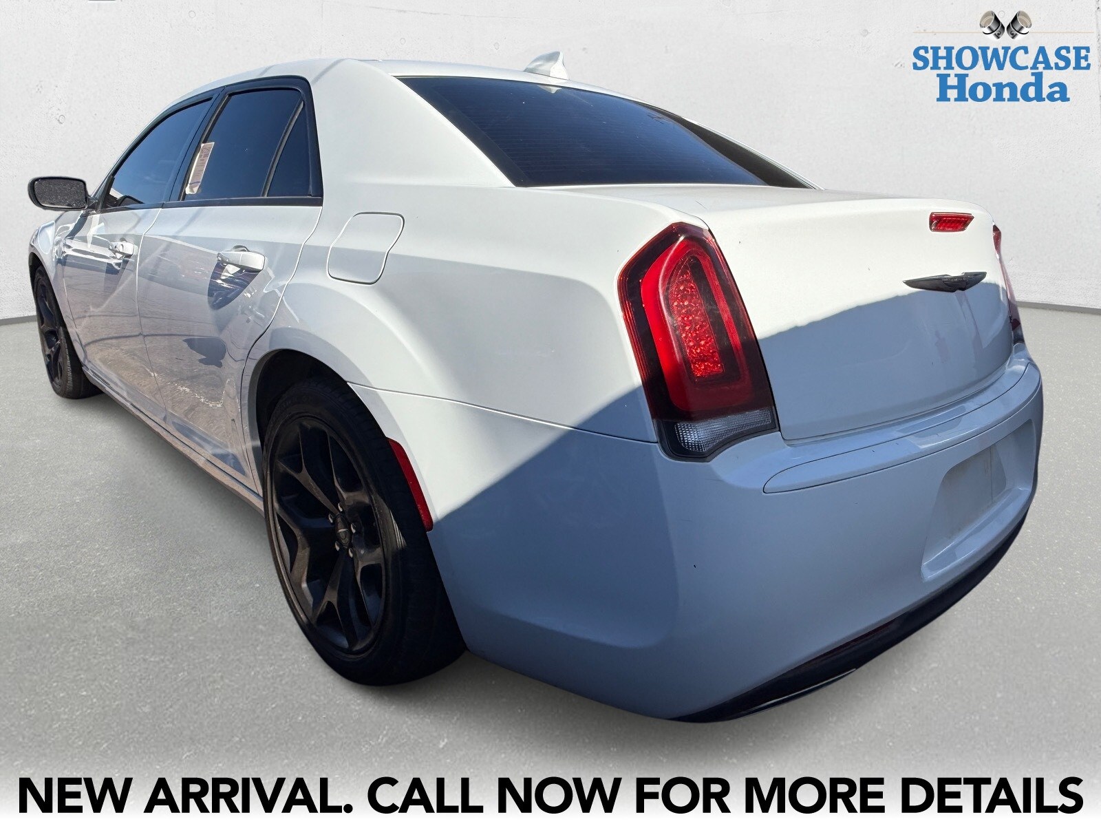 2023 Chrysler 300 Touring photo 4