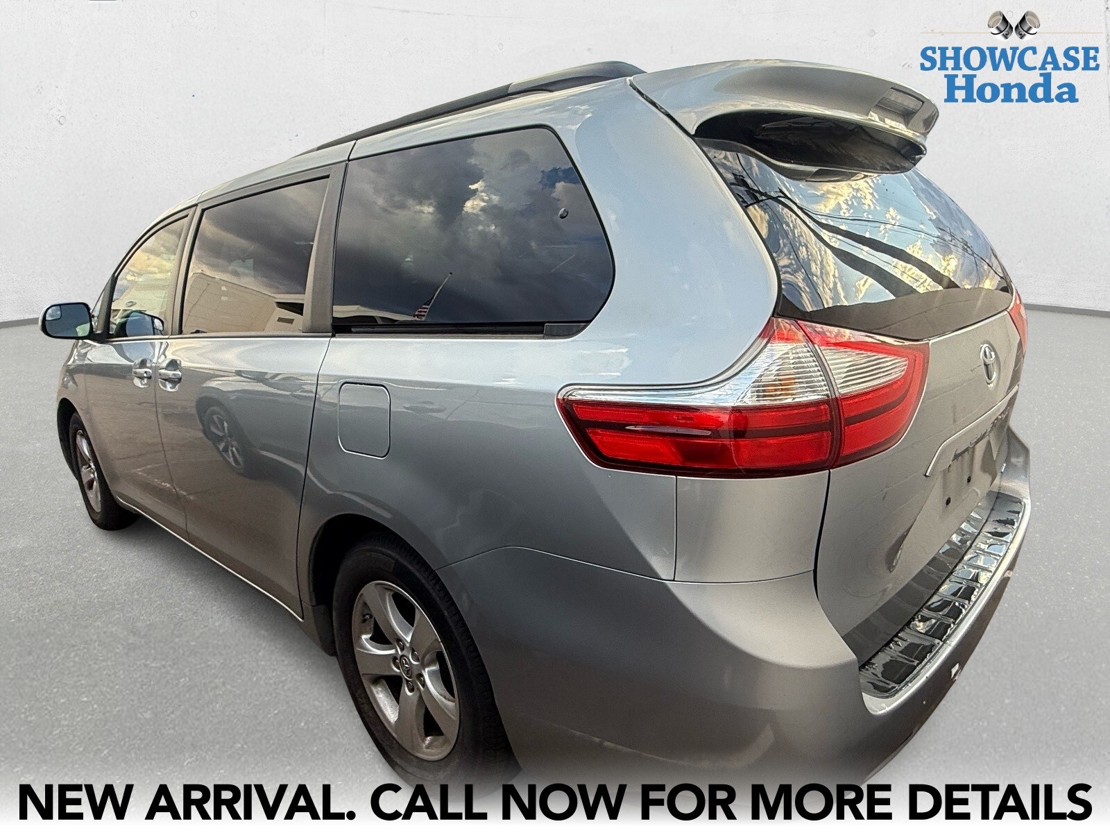 2017 Toyota Sienna LE photo 4