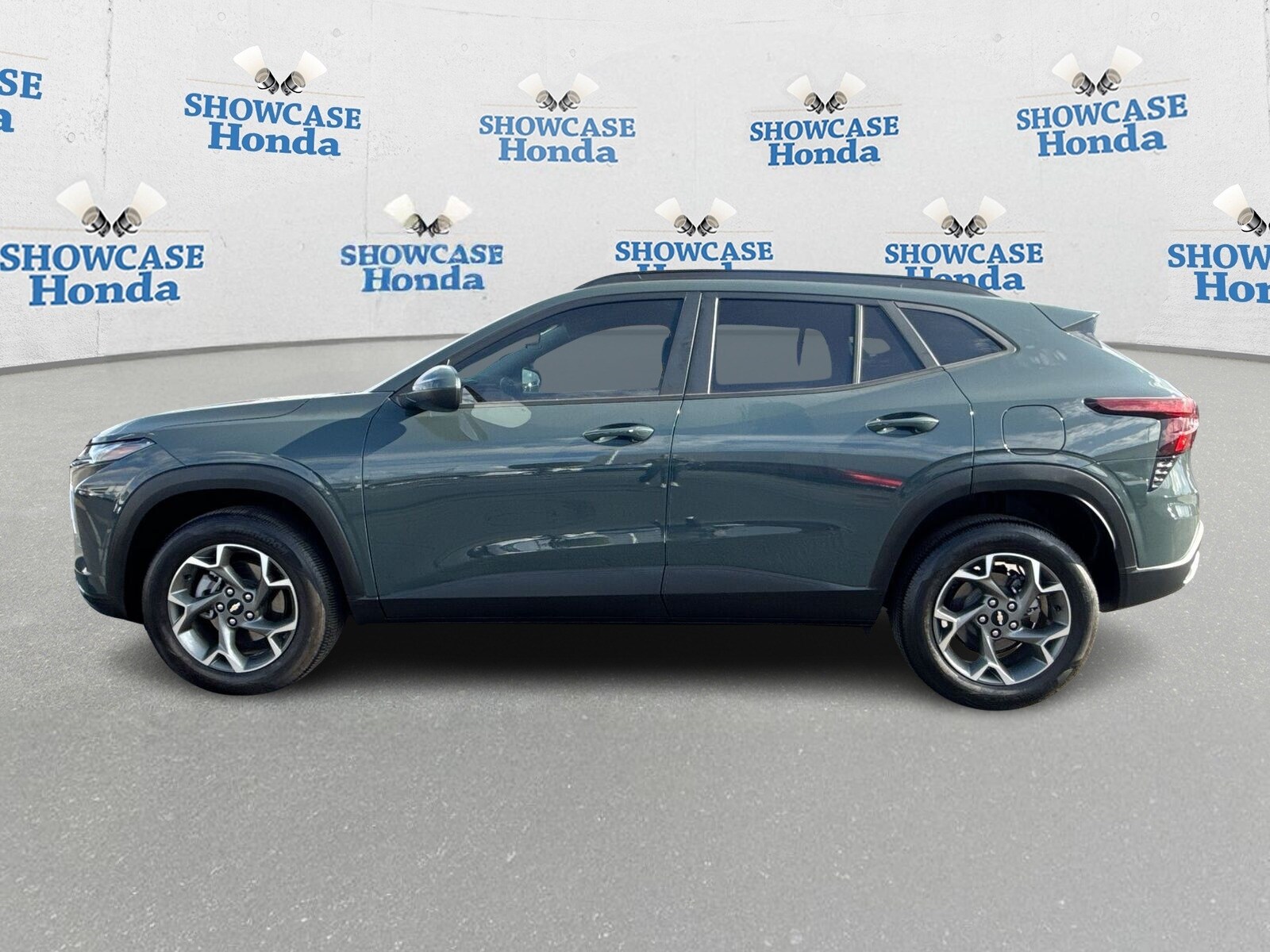 2025 Chevrolet Trax LT photo 2