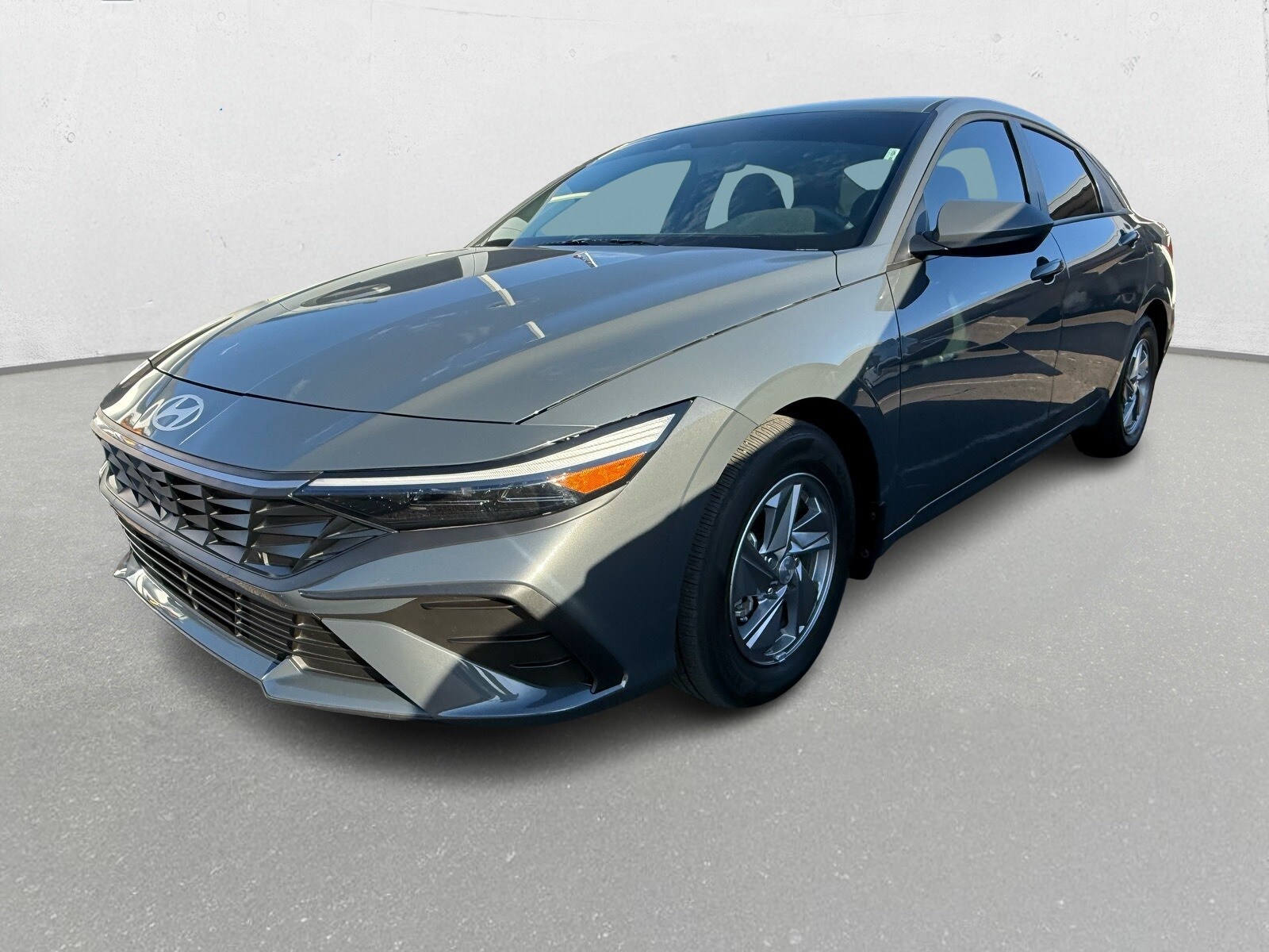 2025 Hyundai Elantra SE photo 2