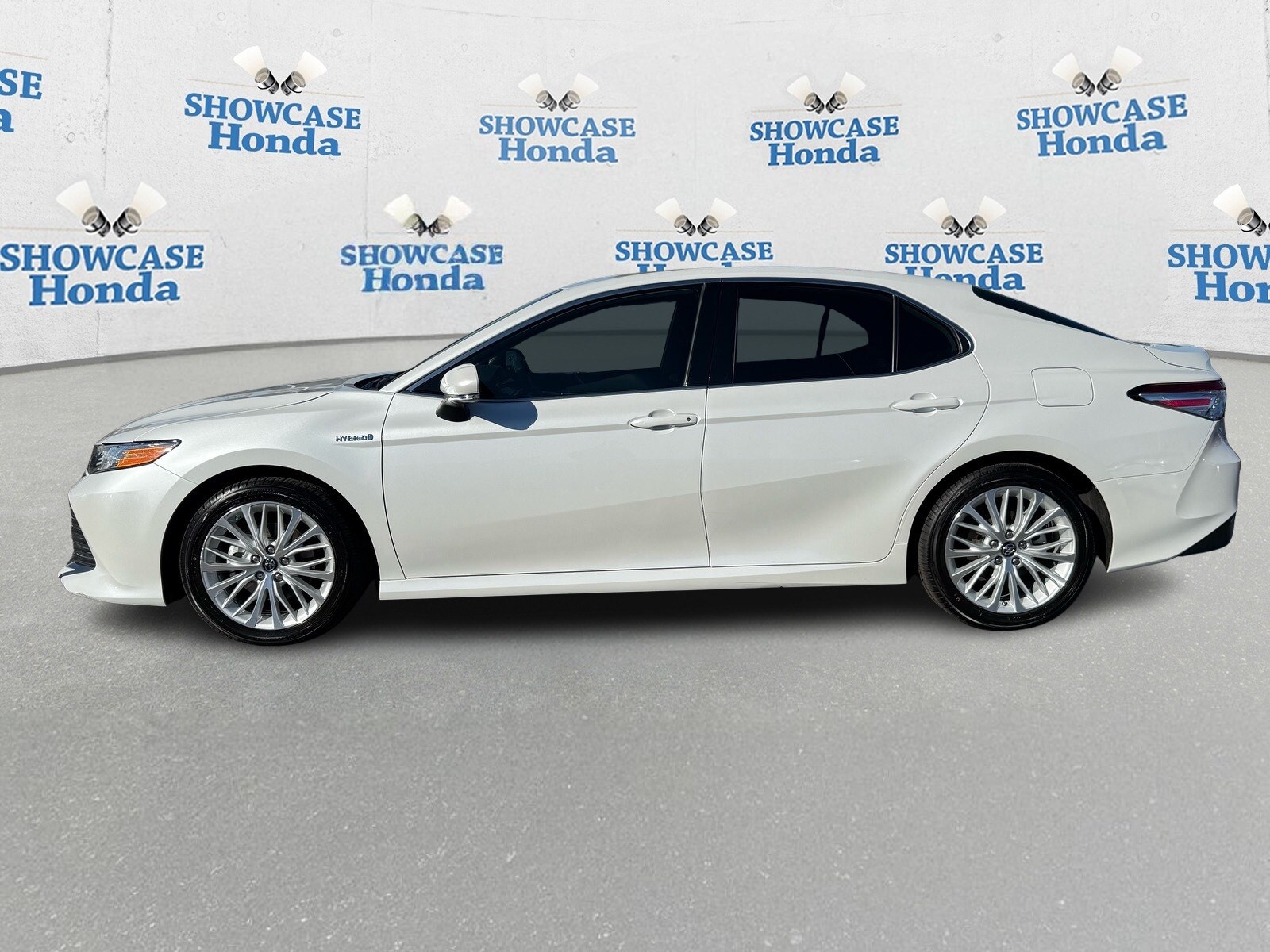 2019 Toyota Camry SE XLE Hybrid photo 4