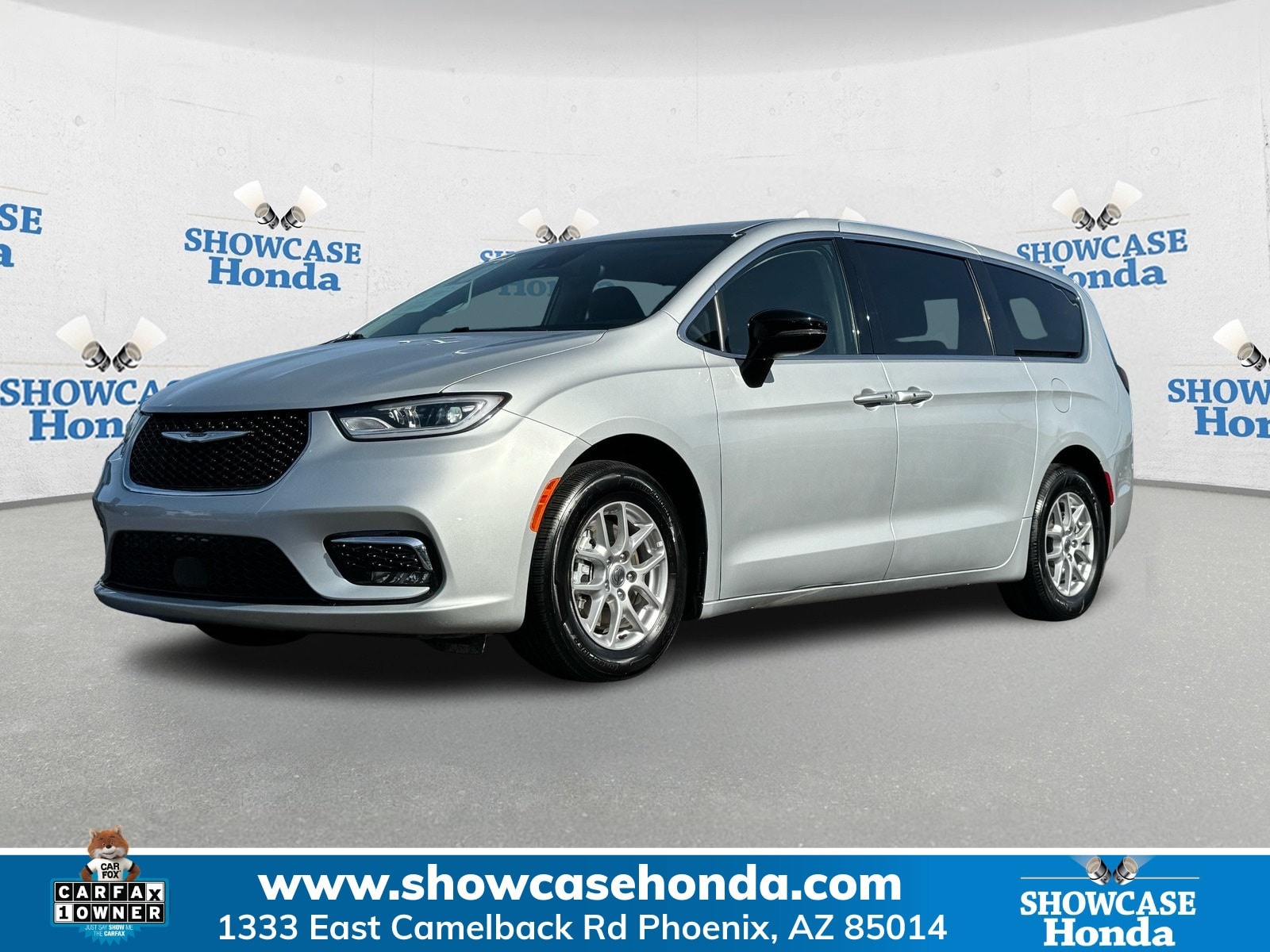 2024 Chrysler Pacifica Touring L's photo