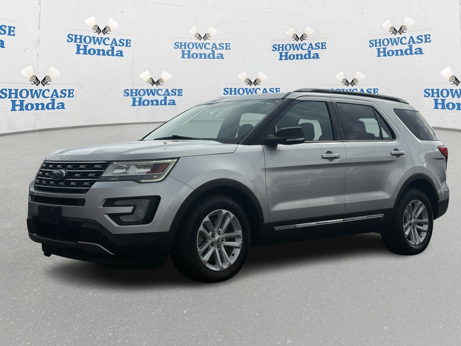 2017 Ford Explorer XLT photo 2