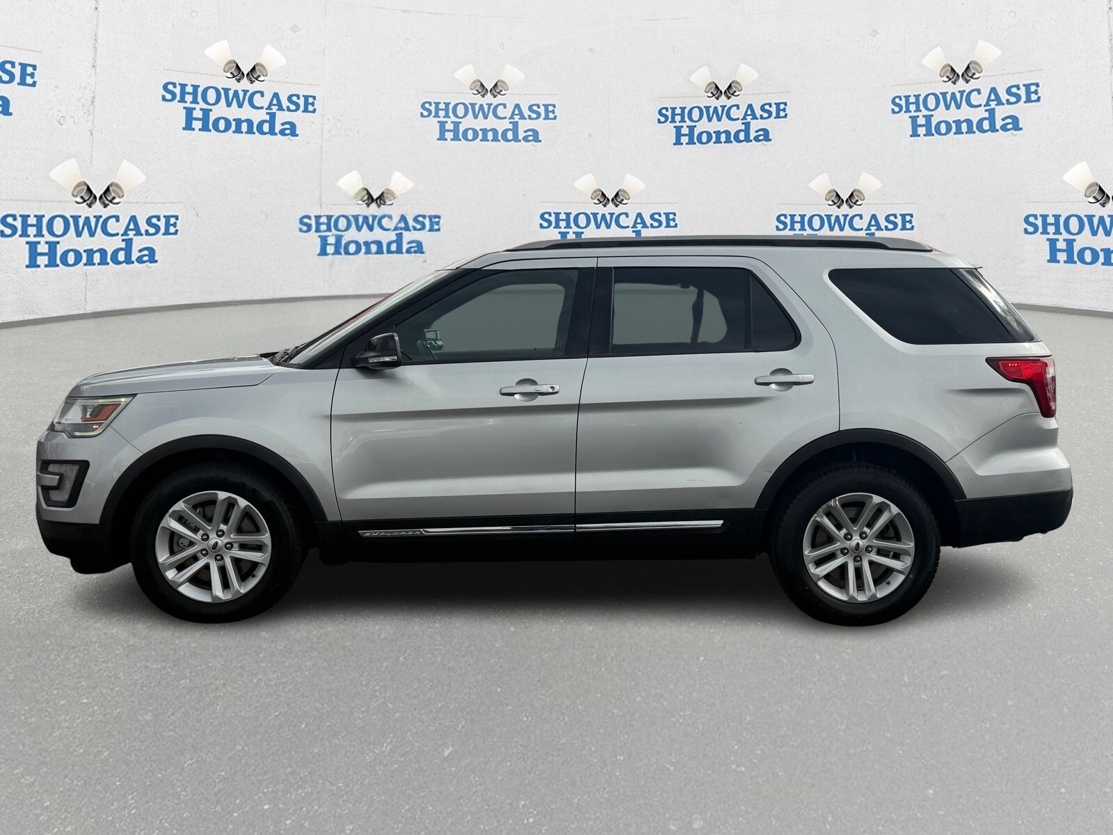 2017 Ford Explorer XLT photo 4