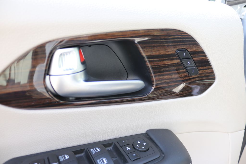 2023 Chrysler Pacifica Hybrid Limited - Photo 8