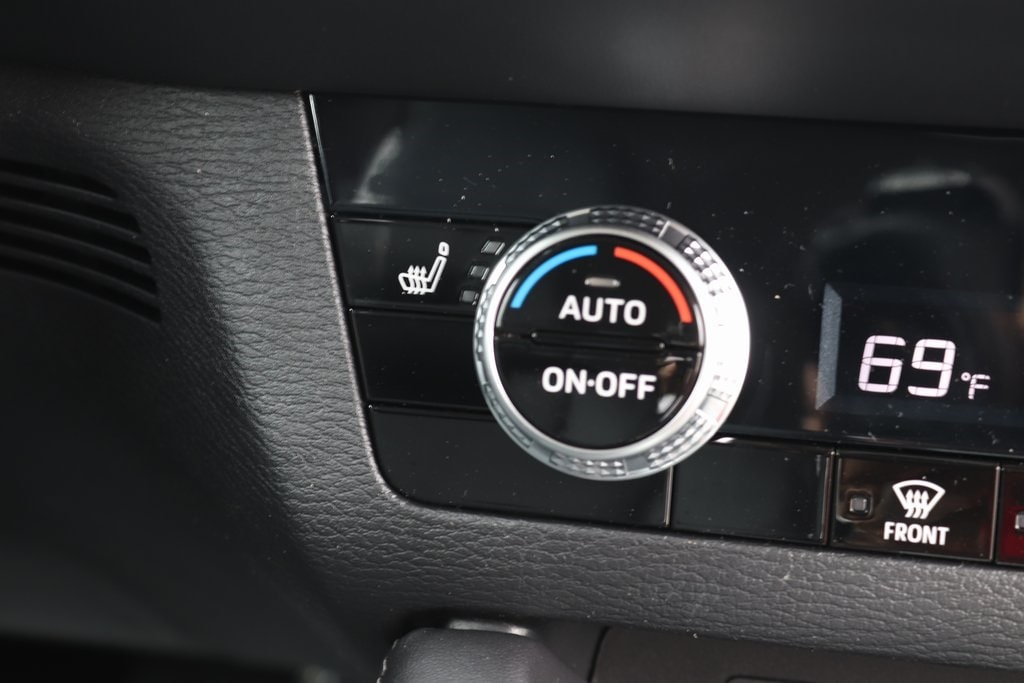 2025 Mitsubishi Outlander Plug-in Hybrid SE - Photo 11